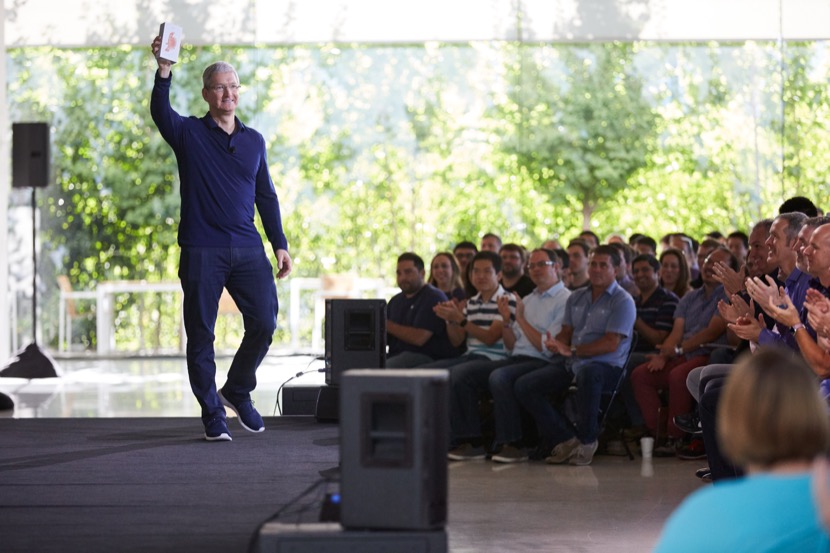 Tim Cook con el iPhone mil millones